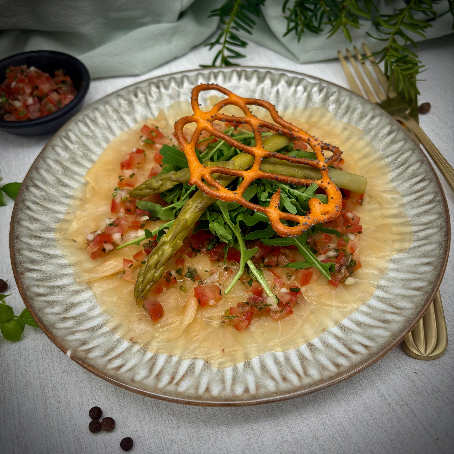 Boterviscarpaccio met antiboise van tomaat, groene asperge en krokant van tomaat