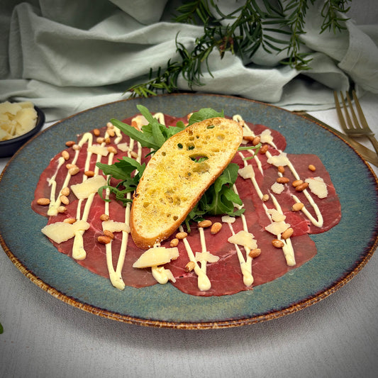 Gerookte Runderlende met truffelcreme, parmezaanse kaas een pijnboompitten