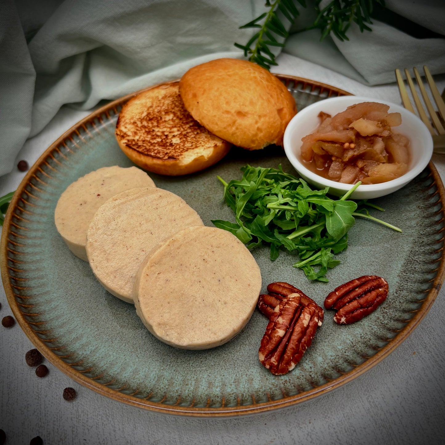 Faux Gras met getoaste brioche, appel-vijgenchutney en pecannoten (vegan)