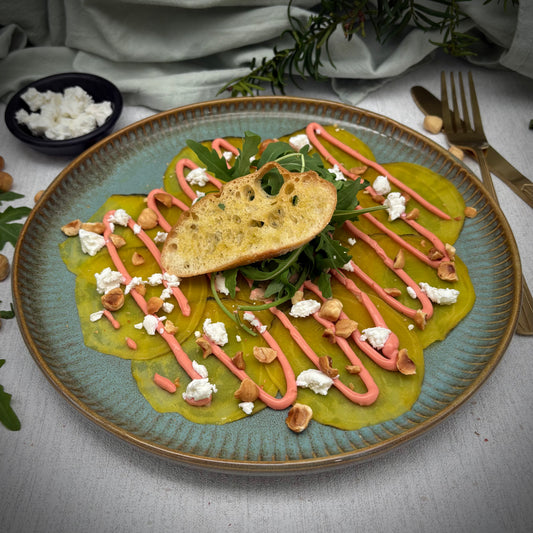 Carpaccio van gele biet, geitenkaascrumble, hazelnoten en saus van rode biet