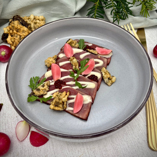 Tonijntataki met wasabimayonaise, zoetzuur radijs, sojaparels en tempura nori