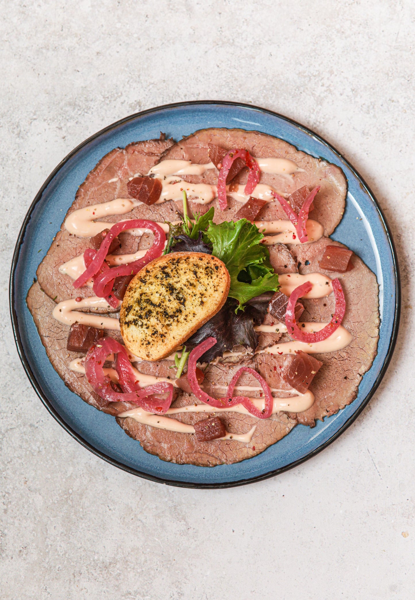 Vitello Tonato met tonijnmayonaise en zoetzure rode ui