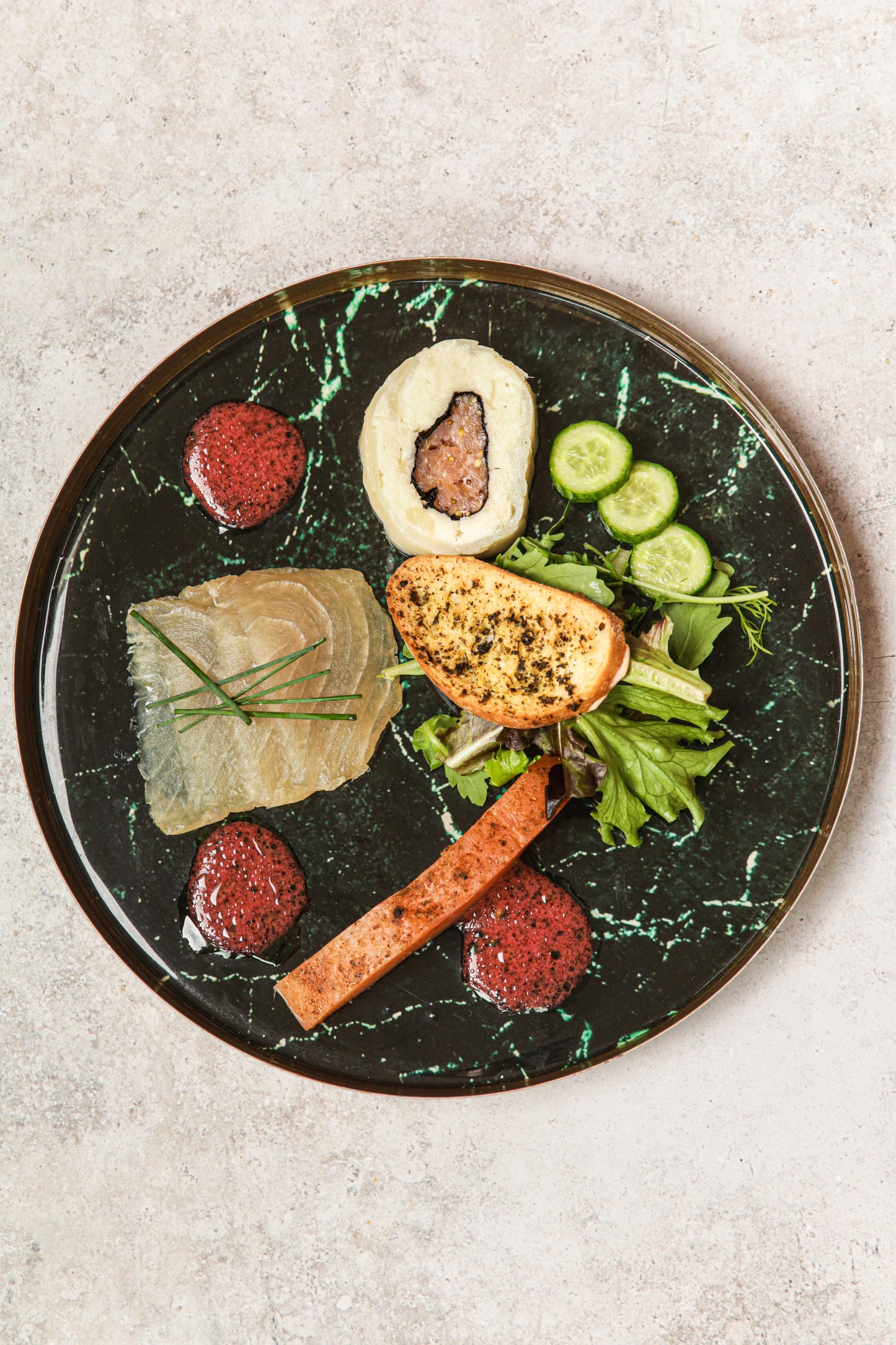 Trio van vis - marlijn sashimi, botervis, zalm tartaar met bietensaus